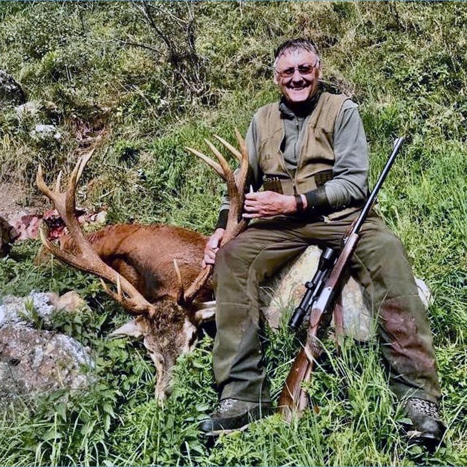 Jon Peider Strimer cun in tschierv da curuna.