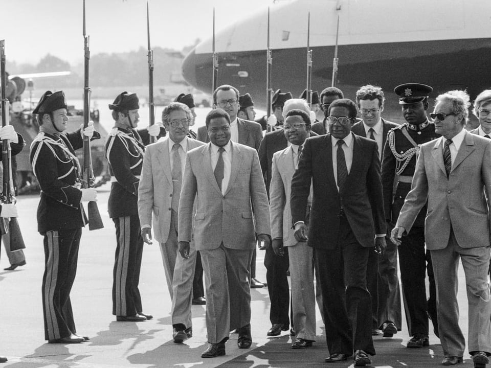 Robert Mugabe mit Delegation bei Ankunft in Flughafen.