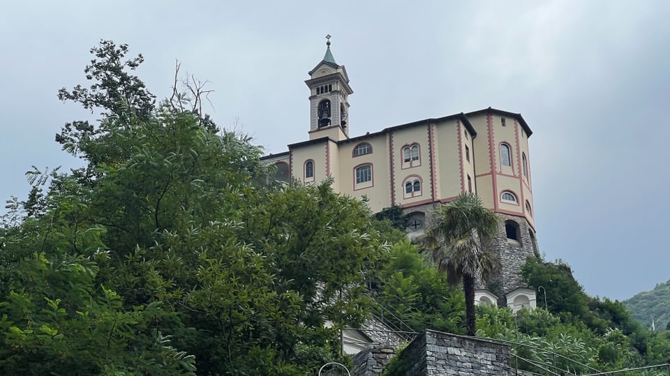 Die Wallfahrtskirche auf einem Hügel.