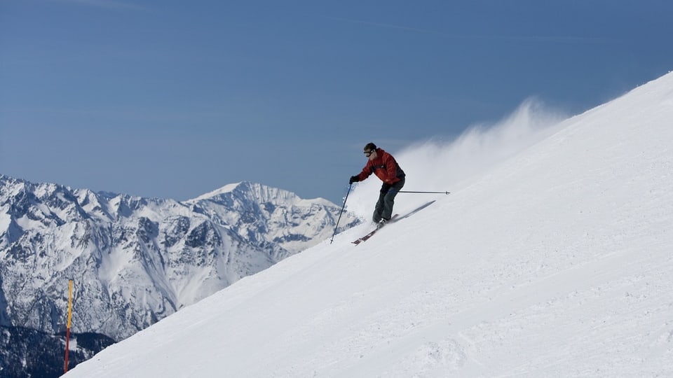 Eine Person beim  Skifahren.