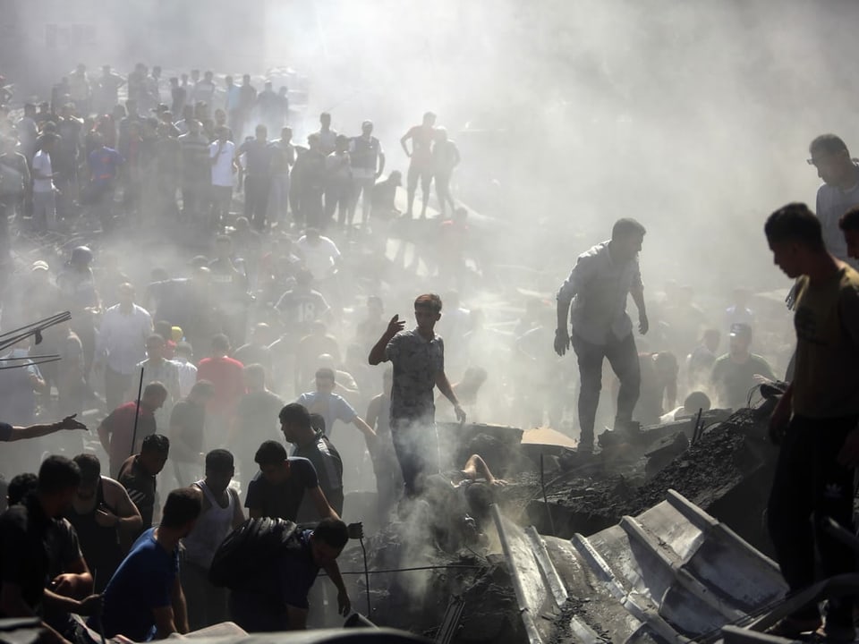 Palästinenser inspizieren die Trümmer zerstörter Gebäude nach israelischen Luftangriffen auf die Stadt Khan Younis im südlichen Gazastreifen.