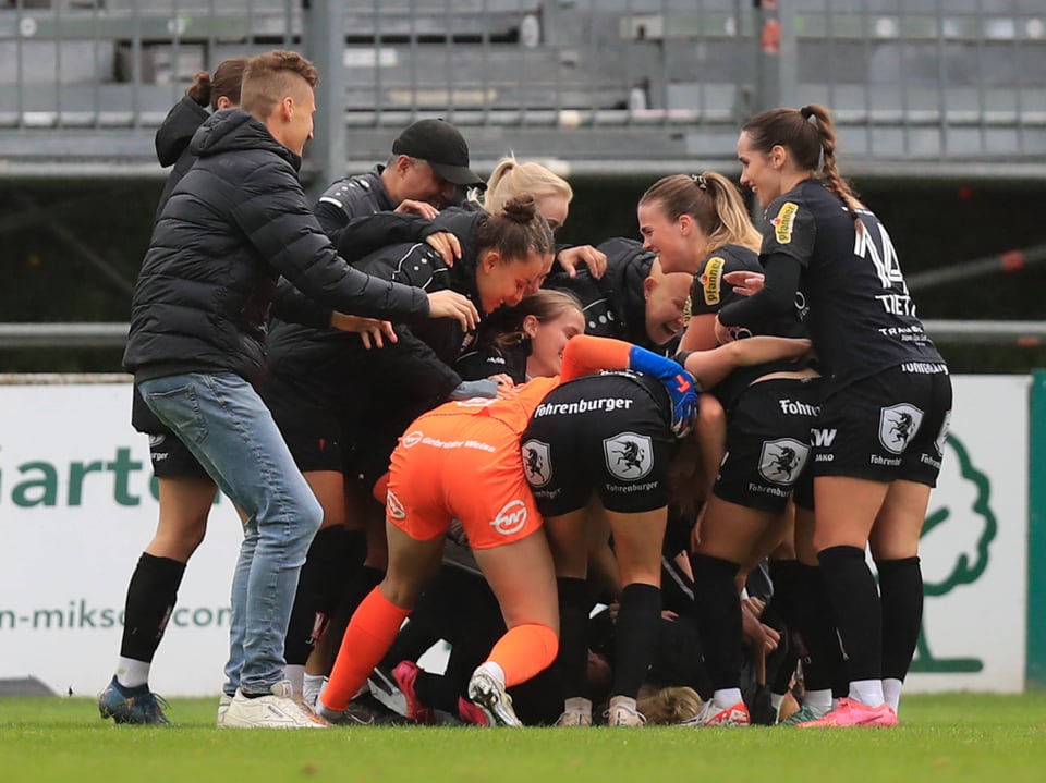 Fussballerinnen in a Jubel-Pulk