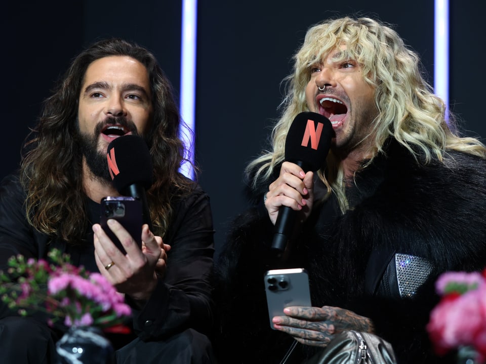 Tom und Bill Kaulitz sprechen ins Mikrofon an einer Netflix-Präsentation in Berlin.