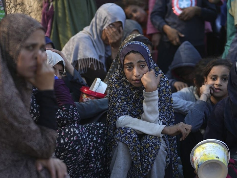 Gruppe von Mädchen und Frauen in besorgtem Ausdruck.