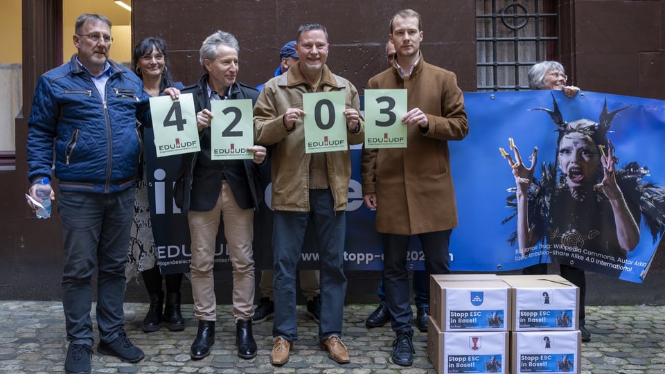 Vertreterinnen und Vertreter der EDU übergeben im Basler Rathaus die Unterschriften.