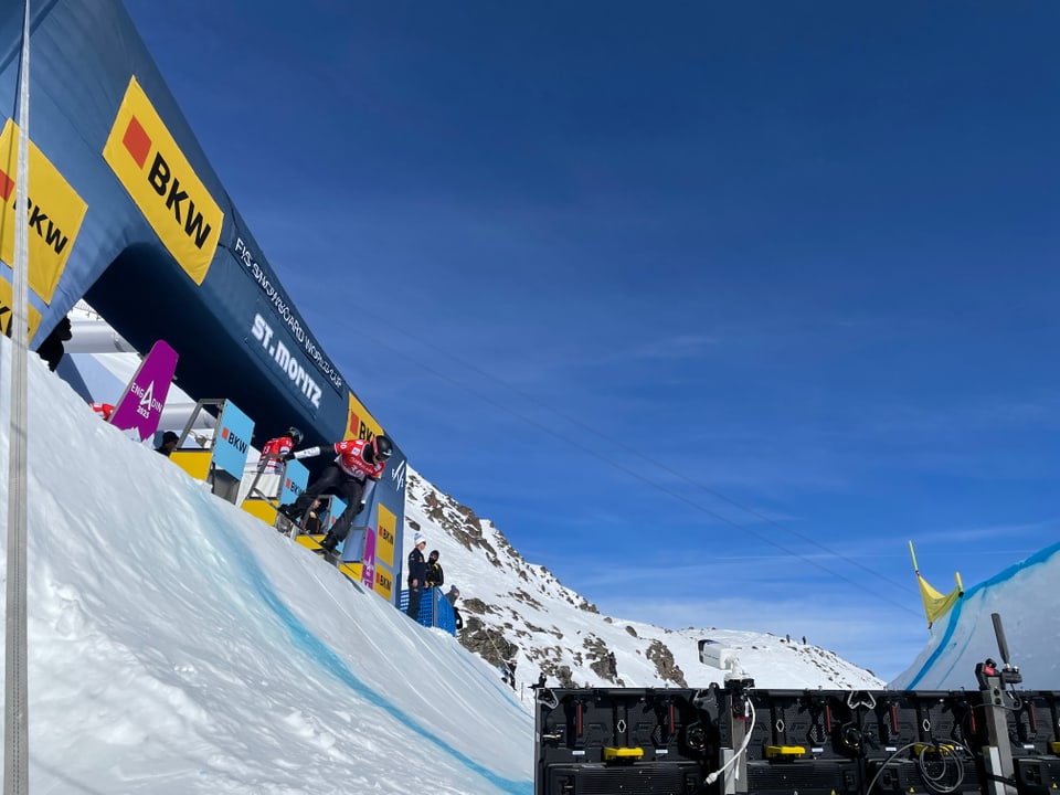 Skirennen-Startbereich in schneebedeckten Bergen.