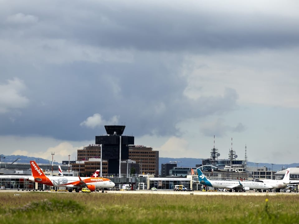 Der Flughafen Genf von aussen fotografiert. 