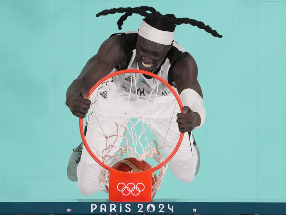 Basketballspieler dunkt während der Olympischen Spiele 2024 in Paris.