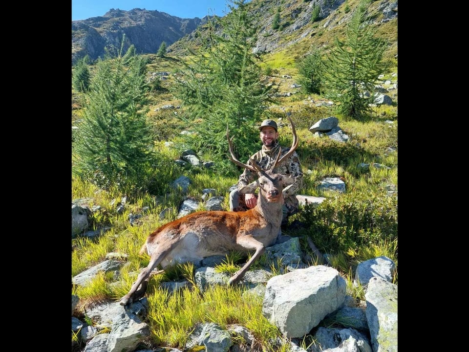 Jäger mit Hirsch.