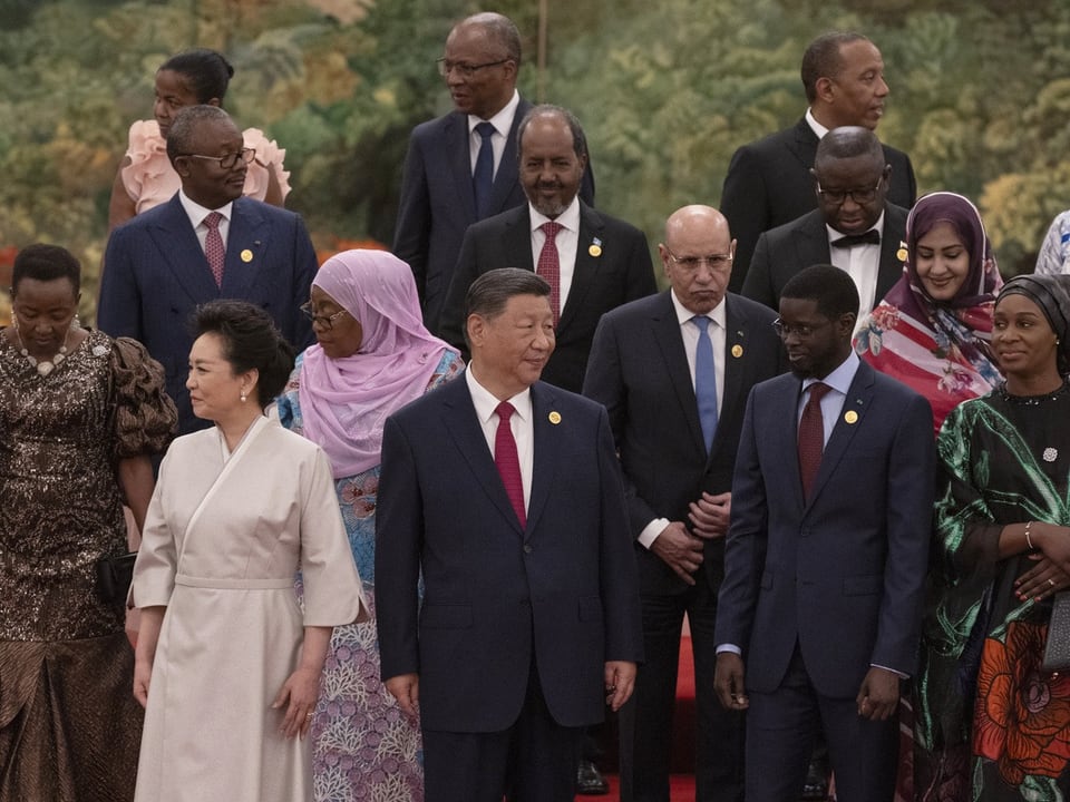 Chinas Präsident Xi Jinping und seine Frau Peng Liyuan posieren für ein Gruppenfoto mit führenden Vertretern Afrikas.