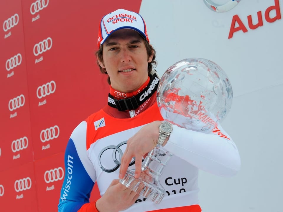 Ein junger Carlo Janka mit dem Ski-Weltcup-Preis in der Hand.