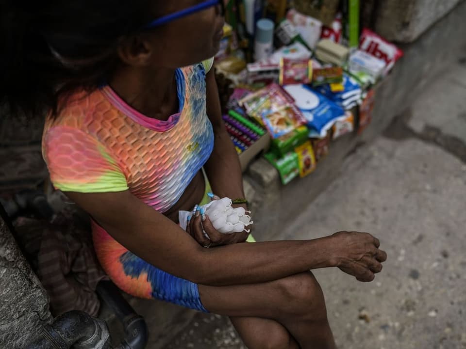 Eine Frau verkauft Kerzen in Havanna.