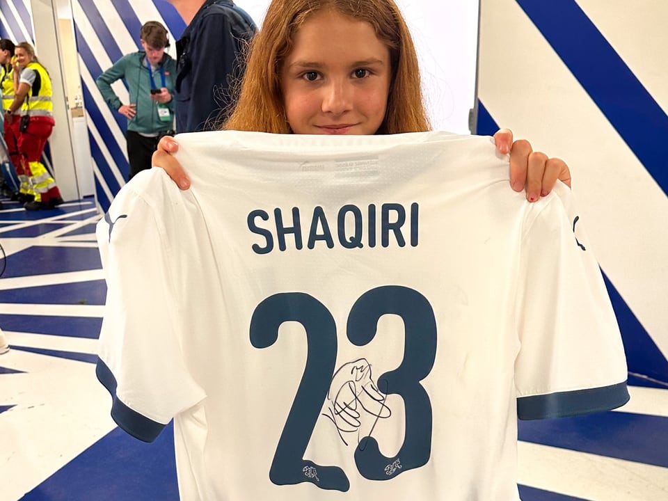 Mia mit Trikot von Shaqiri