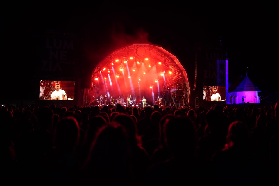 Das Publikum vor der Bühne am Konzert der Bündner Rapper Breitbild.