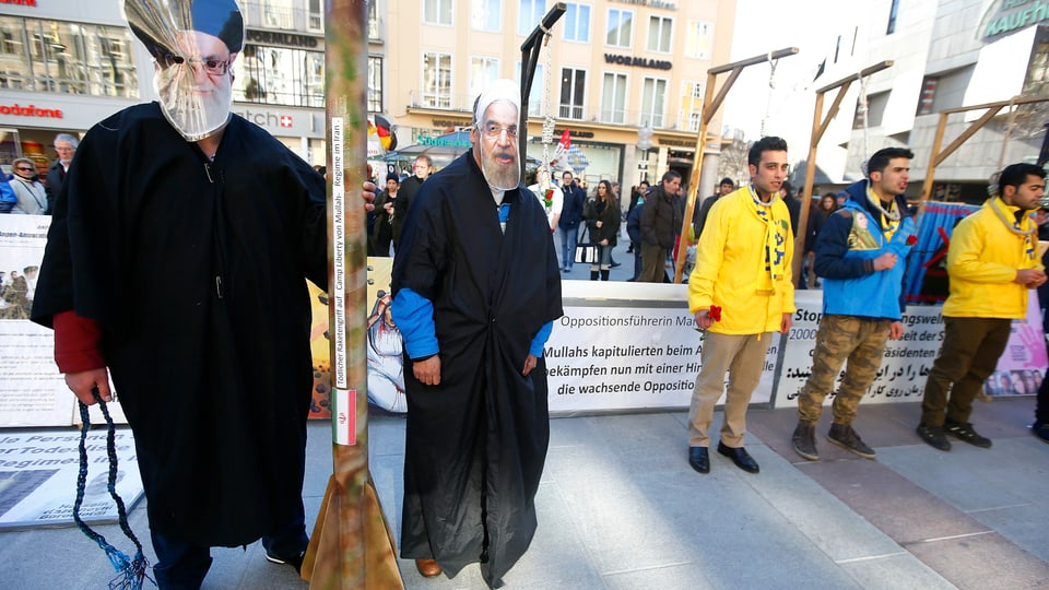 Exil-Iraner protestieren.