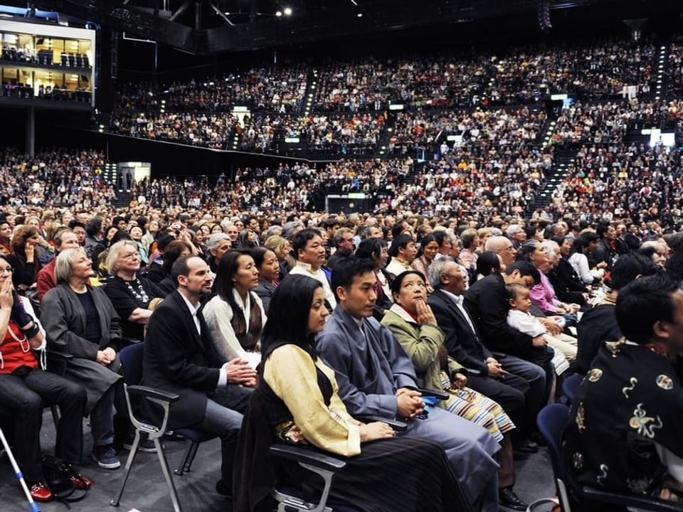 Ein voll besetztes Hallenstadion