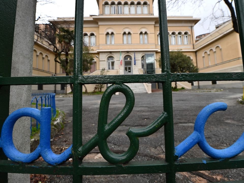 Tor eines Schulhauses, auf dem A B C steht