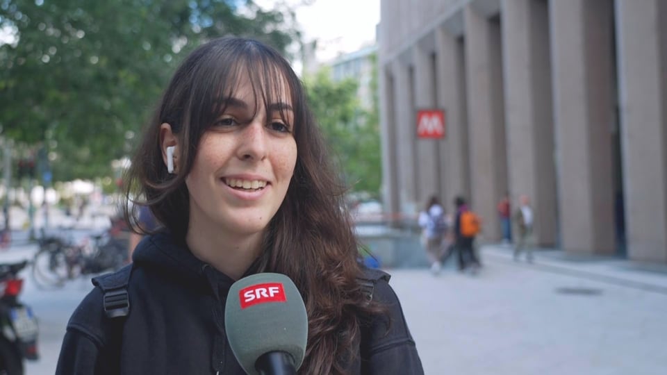 Junge Frau mit dunklen, langen Haaren.