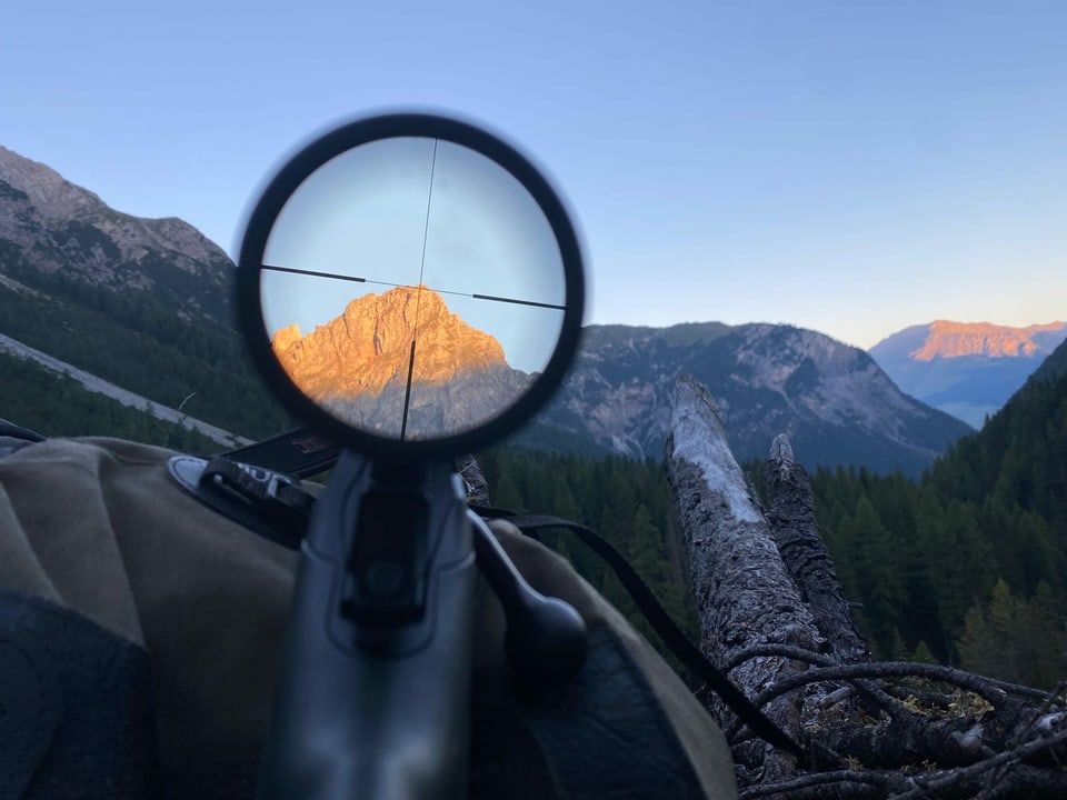 Sonnenaufgang durch Zielfernrohr.