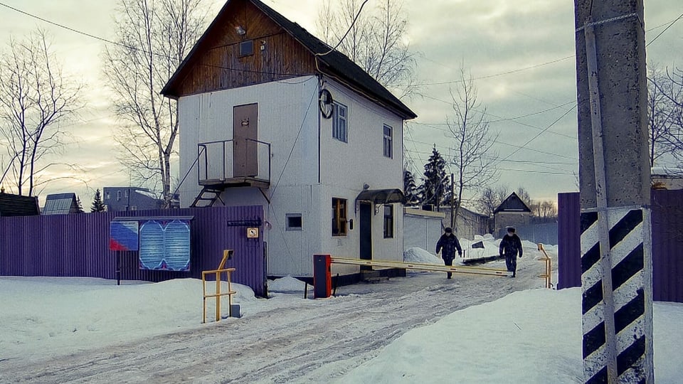 Eingang zum Straflager im verschneiten Russland.