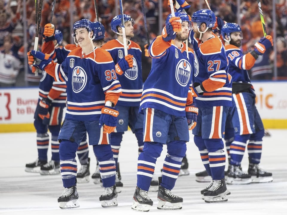 Eishockeyspieler der Edmonton Oilers jubeln auf dem Eis.