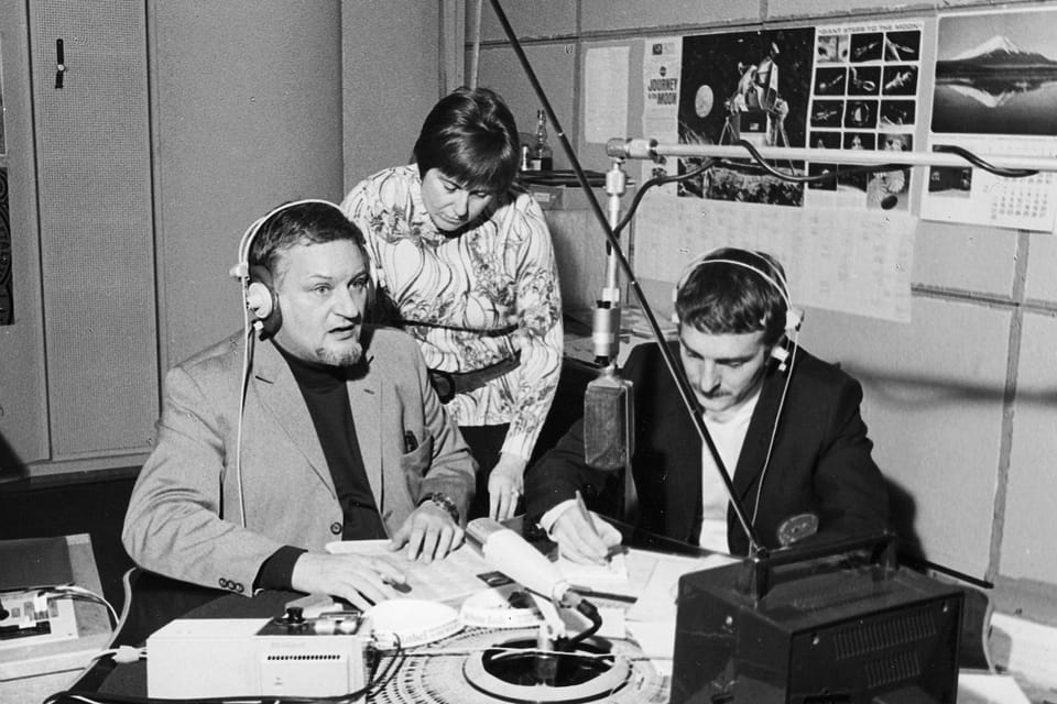 Die Radiojournalistinnen und -journalisten Peter Wyss, Guido Wemans und Maja Schaub während einer Radiosendung
