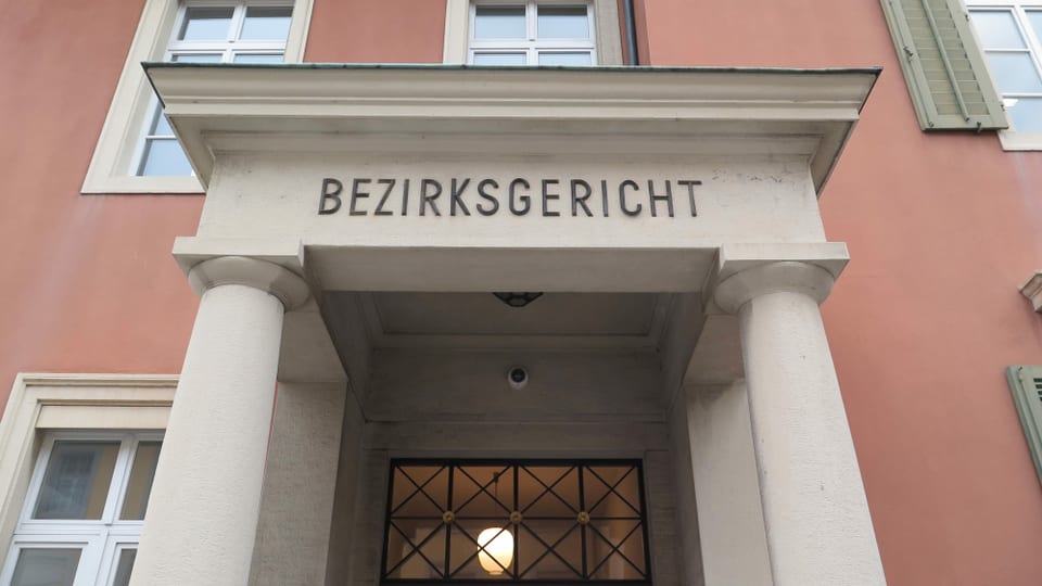 Eingang Gebäude, Aufschrift Bezirksgericht.