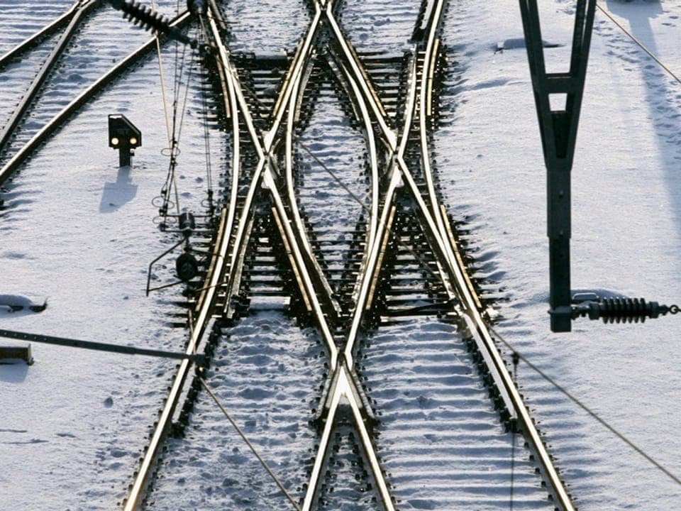 Eisenbahngleise in Schneebedeck with Weichen.