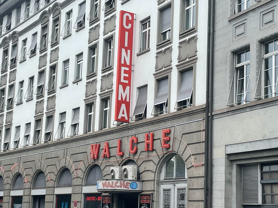 Eingang des Kinos Walche in Zürich mit einem roten Schild «Cinema» oberhalb der Tür.