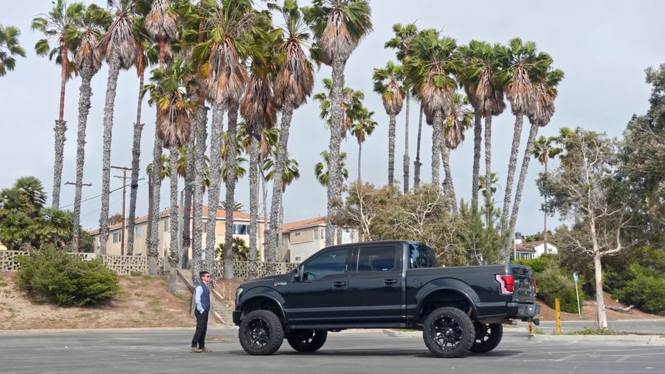 Mann vor grossem Pickup Truck