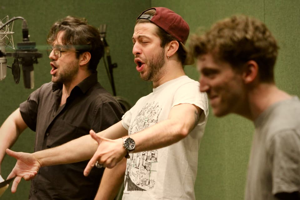 Drei Männer im Tonstudio