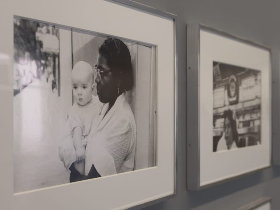 Schwarzweissfoto an der Wand, Frau mit Baby.