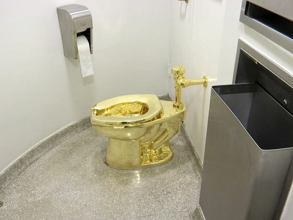 Goldene Toilette in einem modernen Badezimmer.