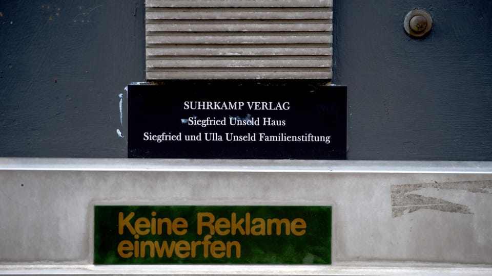 Klingelschild mit der Aufschrift «Suhrkamp Verlag – Siegfried Unseld Haus».