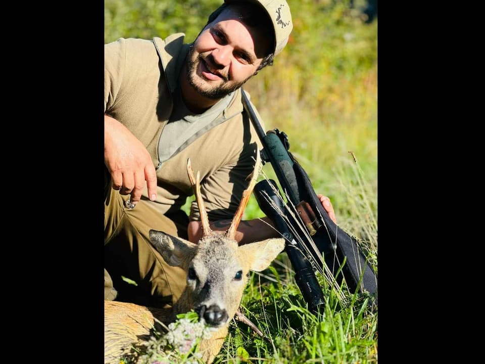 Jäger mit Rehbock, geschossen am ersten Tag der Bündner Hochjagd 2023.