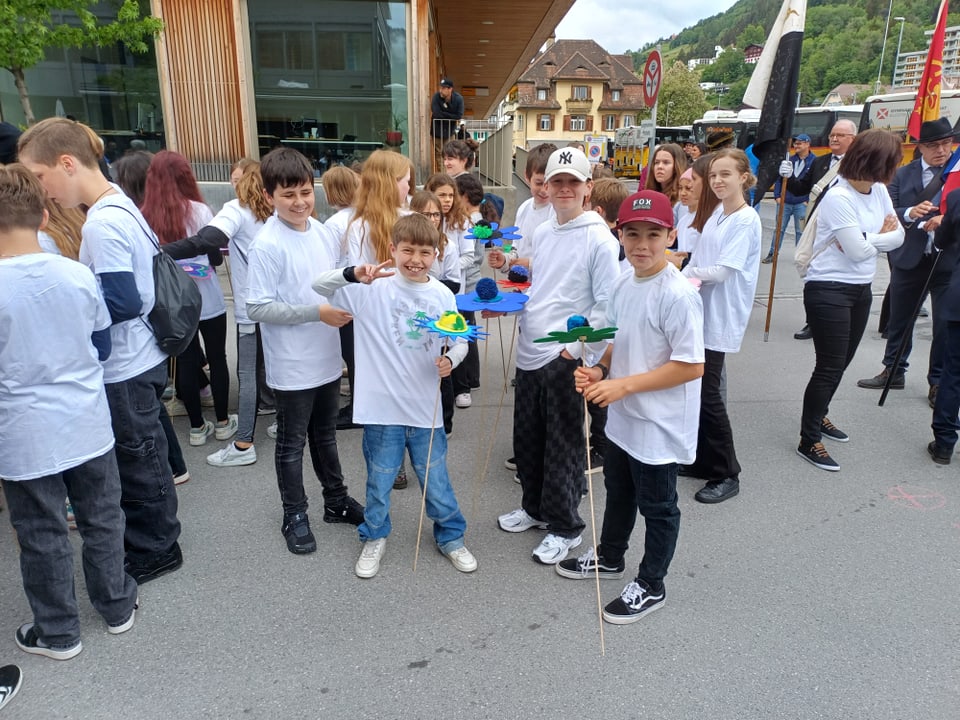 Gruppe von Kindern in weissen T-Shirts bei einem Outdoor-Event.