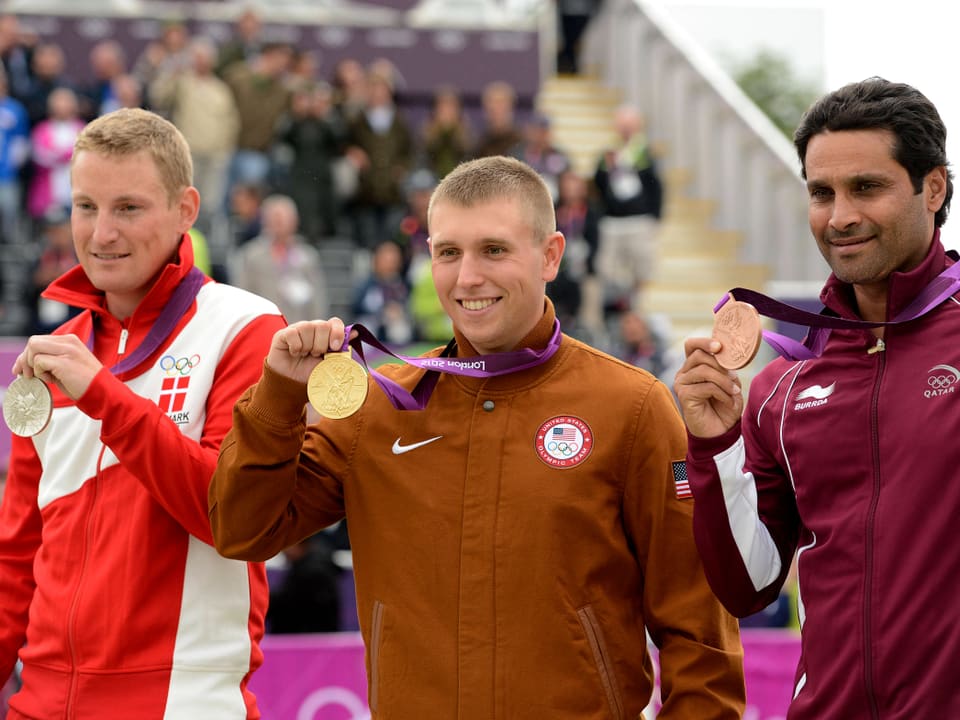 Nasser Al-Attiyah präsentiert stolz seine Olympia-Bronzemedaille.