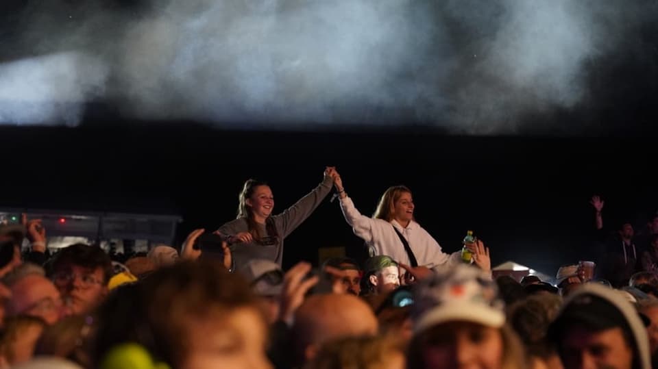 Das Publikum vor der Bühne am Open Air Lumnezia.