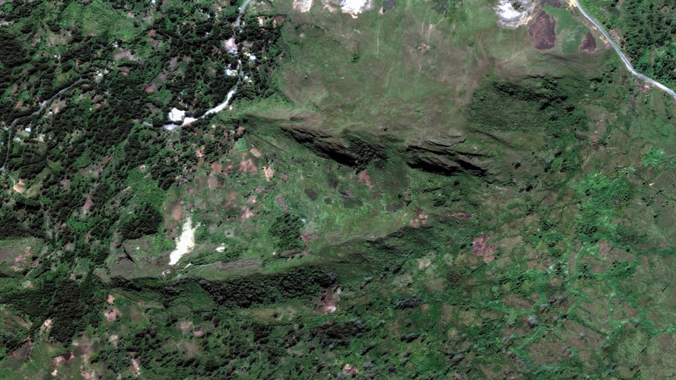 Satellitenbild von bergigem, bewaldetem Gebiet.