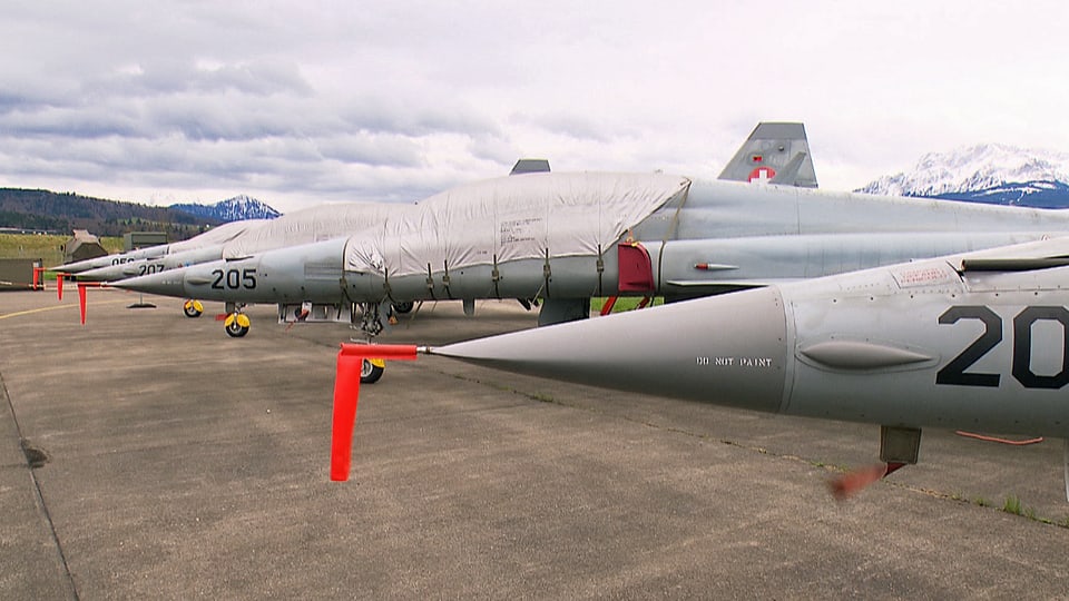 Kampfflugzeuge abgedeckt auf einem Flugplatz. 