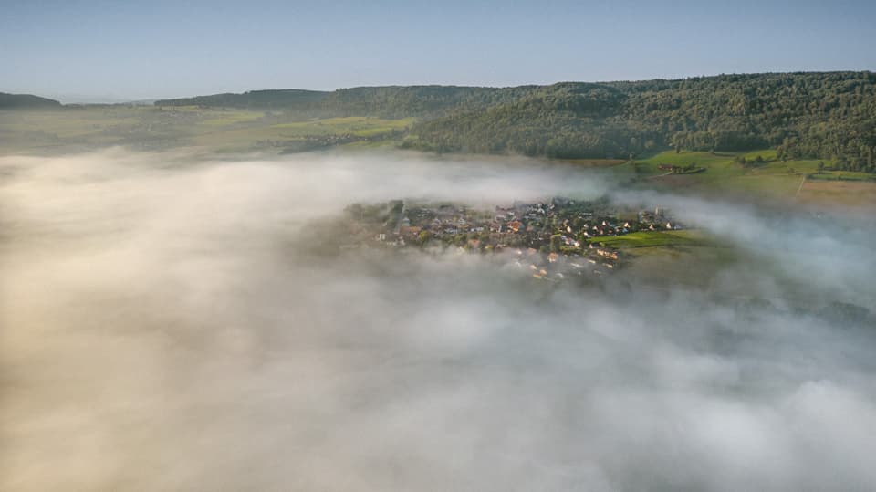 Nebel verdeckt Dorf beinahe