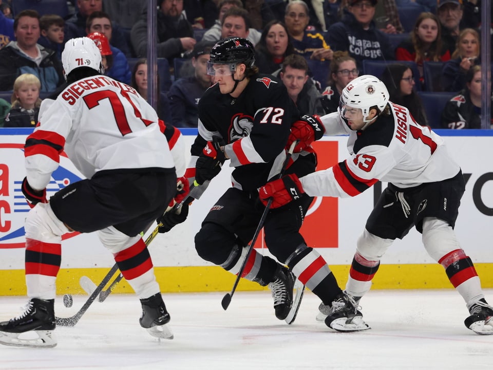 Jonas Siegenthaler und Nico Hischier gegen Tage Thompson.