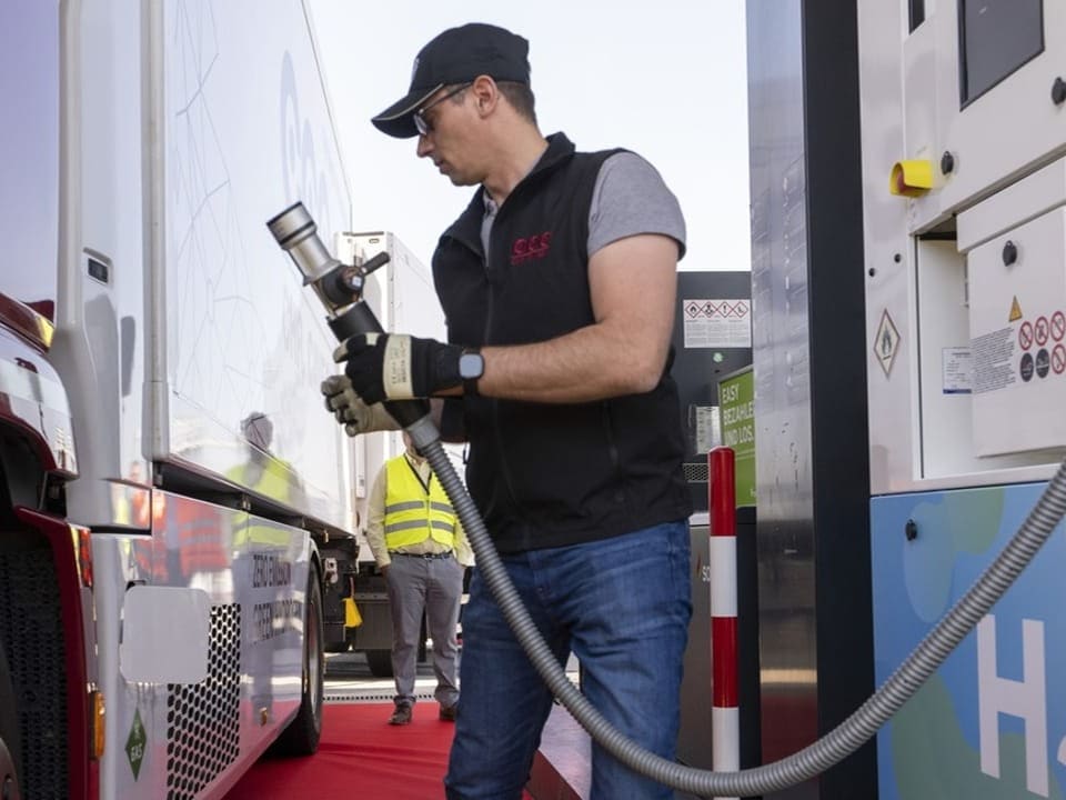 Lastwagen an der Wasserstofftankstelle