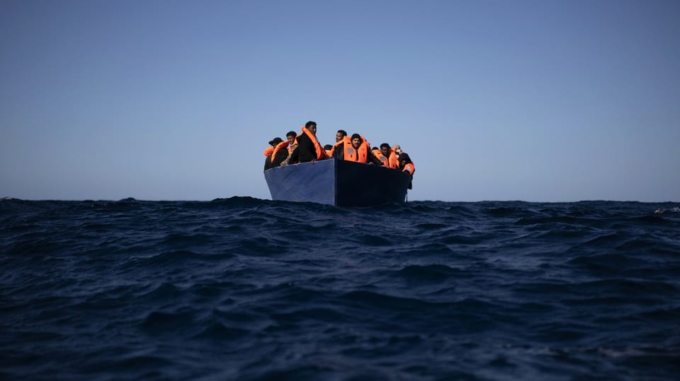 Asylsuchende warten auf die Hilfe der spanischen Hilfsorganisation Open Arms.