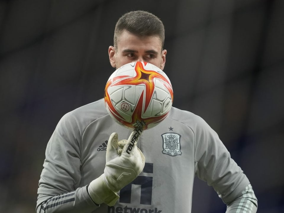 Unai Simon jongliert mit dem Ball.