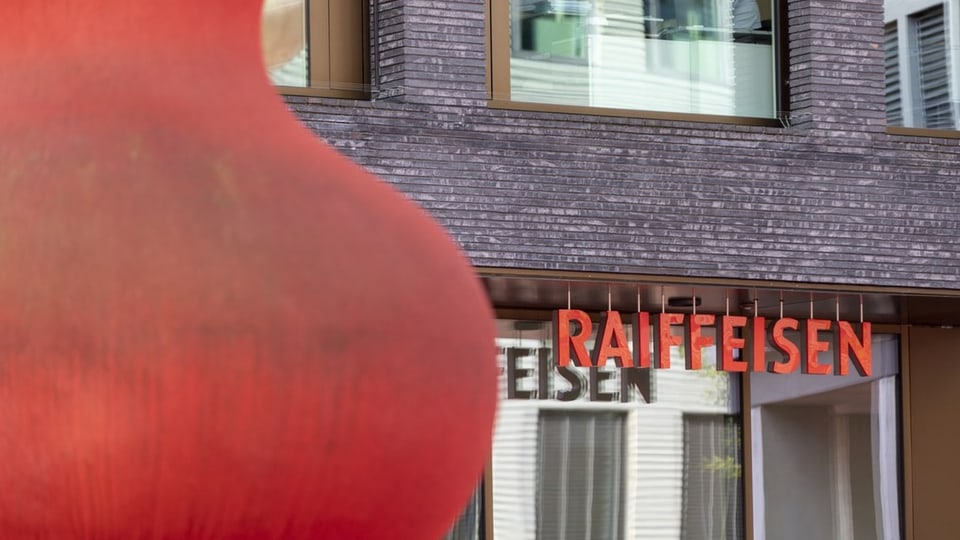 Logo der Raiffeisenbank beim Hauptsitz in St. Gallen