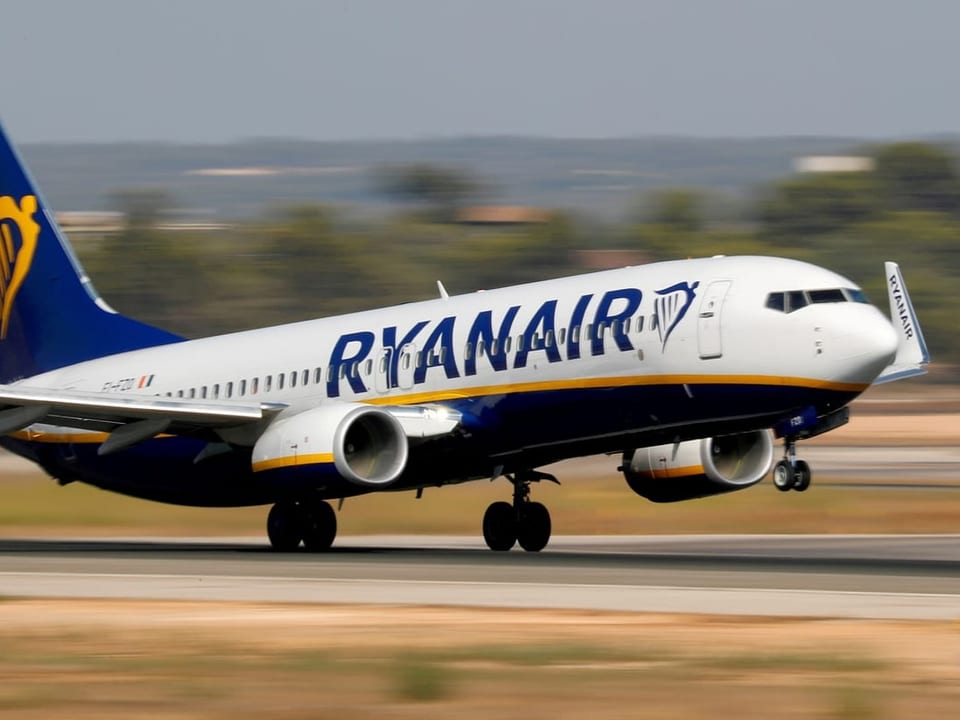 Ryanair Flugzeug startet auf der Landebahn.