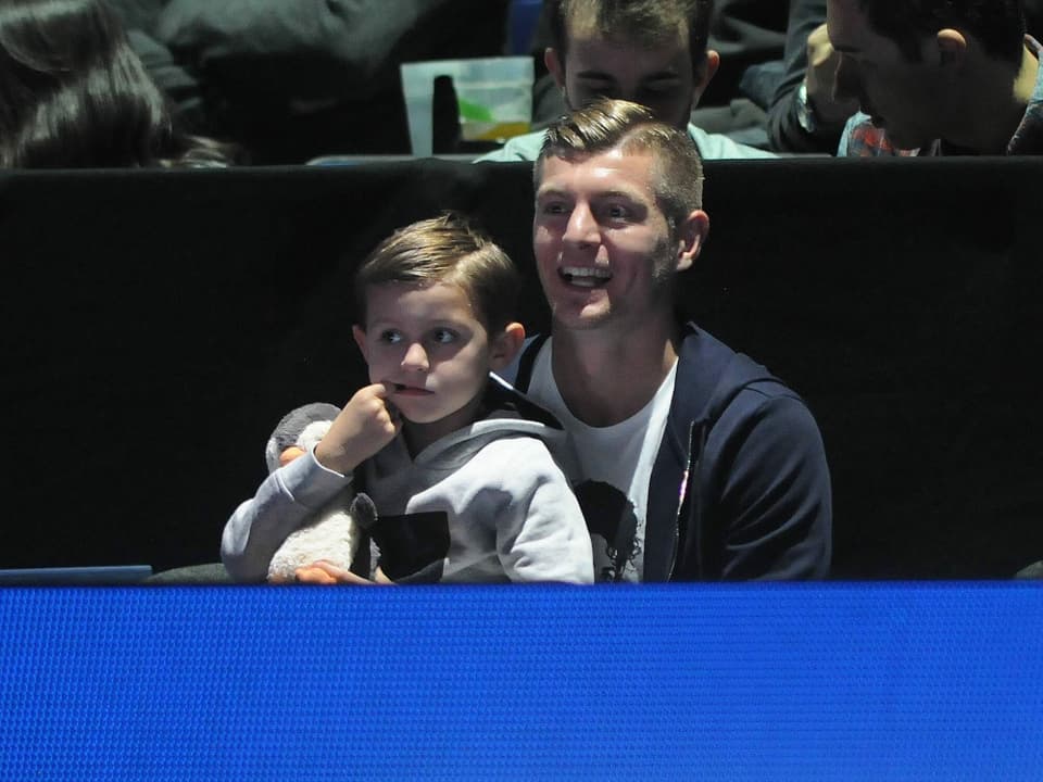 Toni Kroos schaut sich mit seinem Sohn ein Spiel von Roger Federer an den ATP Finals in London an.