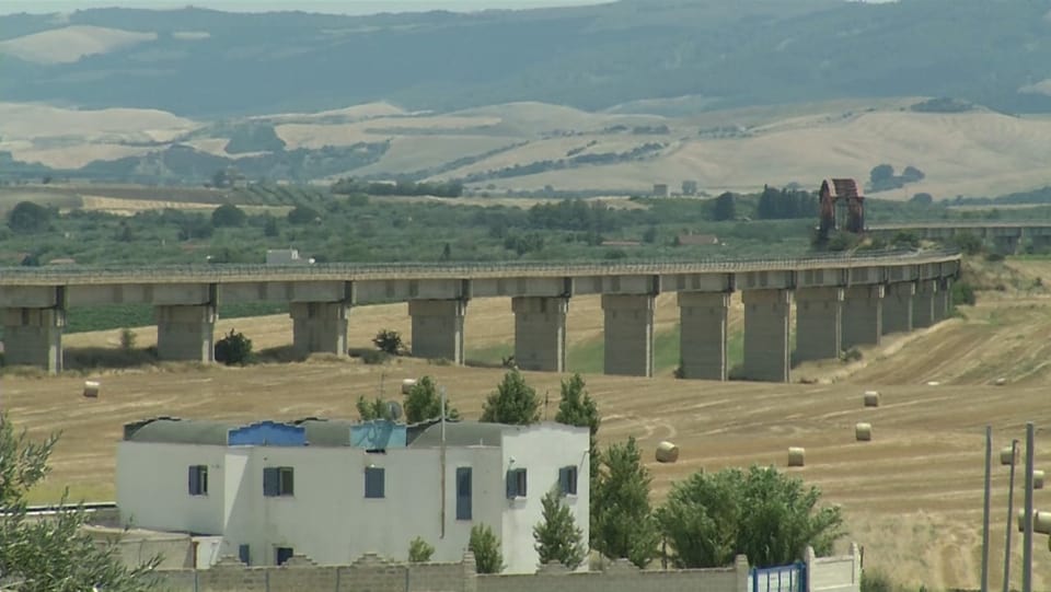 Ein Viadukt steht unbenutzt in der Italienischen Landschaft