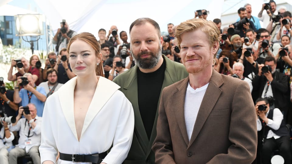 Regisseur Yorgos Lanthimos beim Fototermin in Cannes, flankiert von den Hollywood-Ikonen Emma Stone und Jesse Plemons.